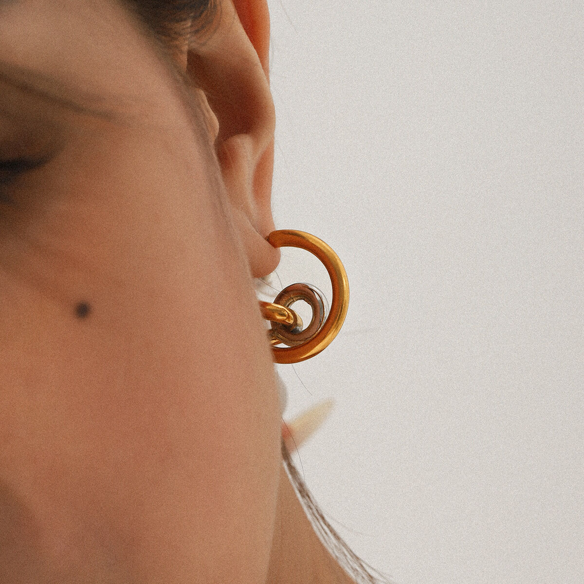 1 par de pendientes de botón de acero inoxidable con forma irregular, resistentes al agua y color dorado para mujer. Imagen4