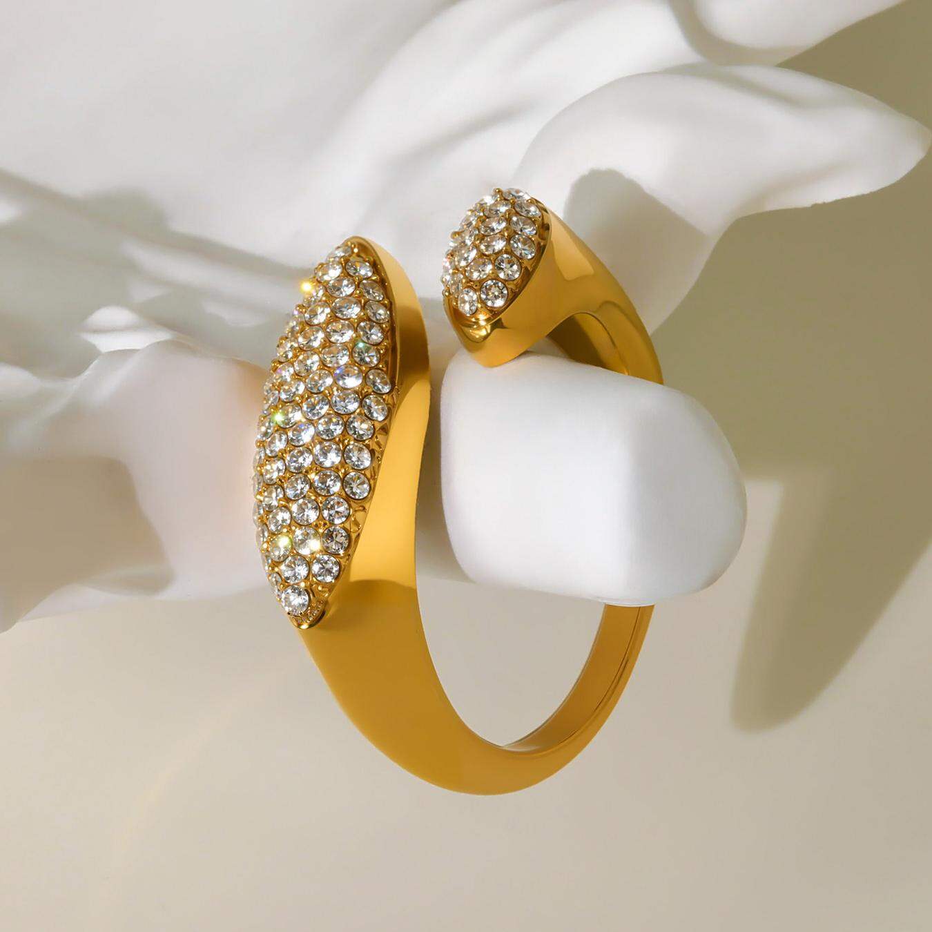 1 Stück luxuriös geformter, wasserdichter Damenring aus Edelstahl in Goldfarbe mit Zirkonia h5 Bild6