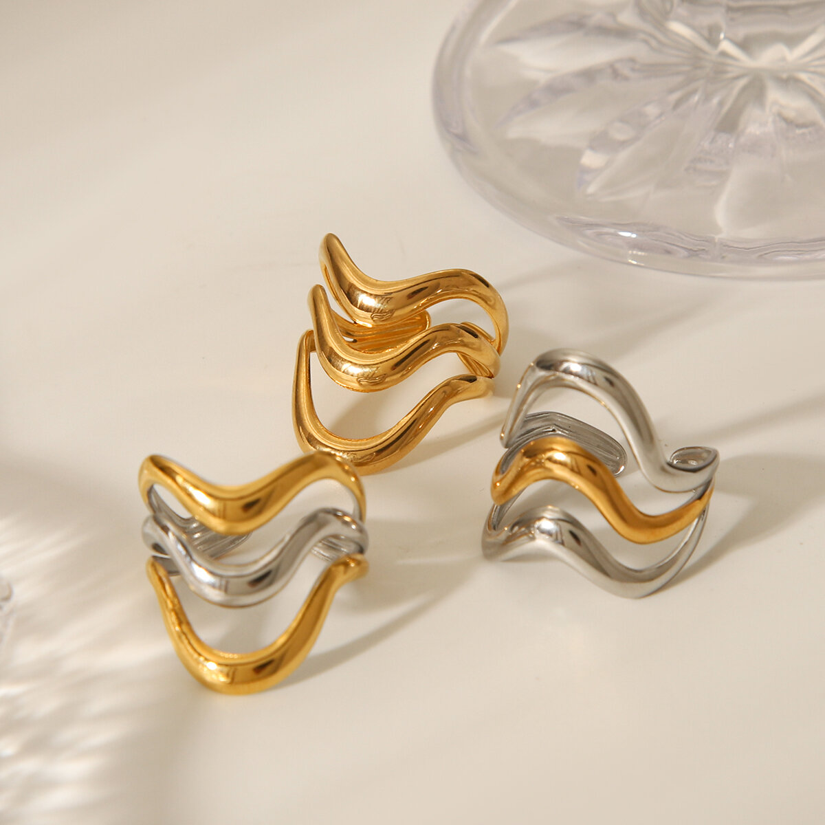 1 Stück schlichte, alltagstaugliche Statement-Ringe aus wasserfestem Edelstahl in Goldfarbe h5 Bild6