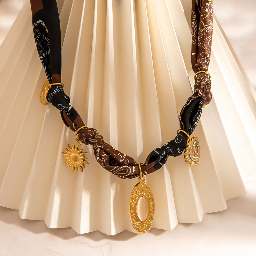 Collana con ciondolo a forma di cuore con sciarpa, 1 pezzo Immagine4