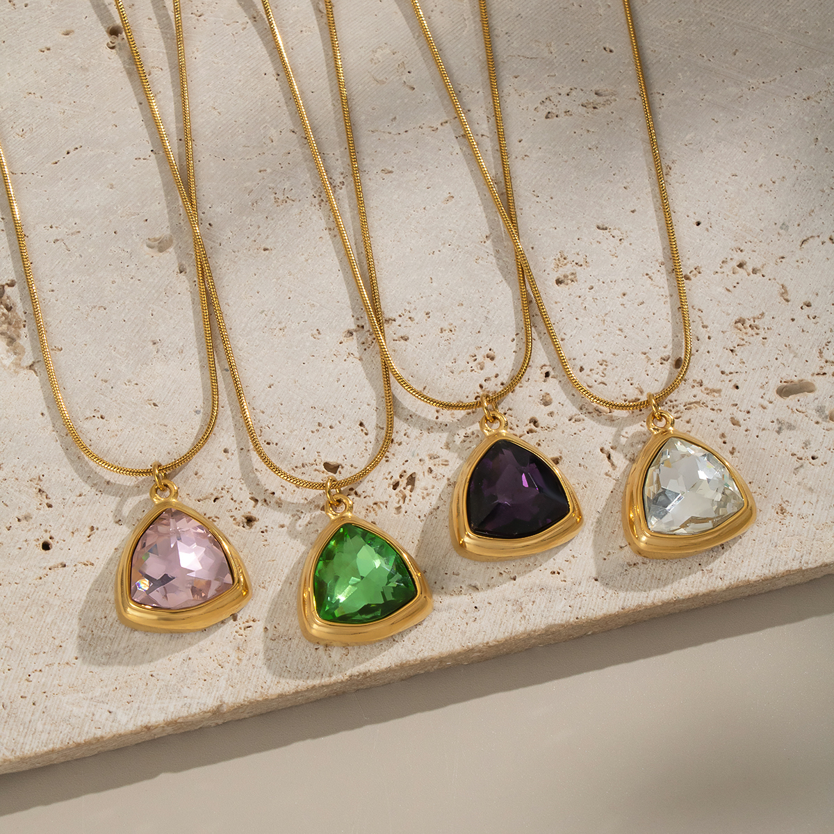 Collana con ciondolo in zircone color oro impermeabile in acciaio inossidabile triangolare da 1 pezzo