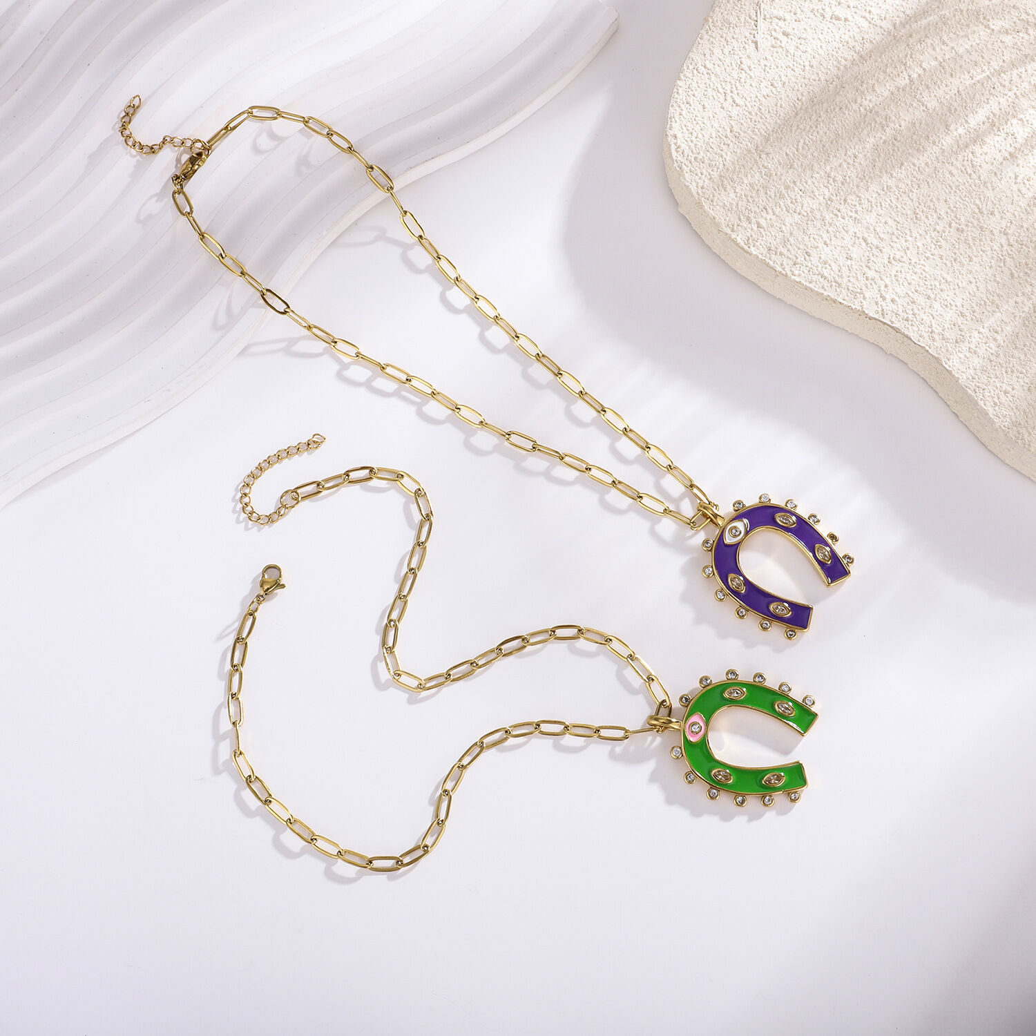 1 Piece Retro Horseshoe-shaped Stainless Steel Waterproof Gold Color Women's Pendant Necklaces Picture4