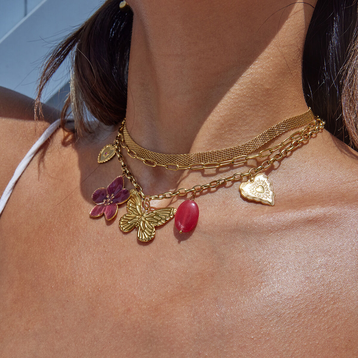 1 collar con colgante de flor y mariposa de acero inoxidable, resistente al agua, color dorado, para mujer. 2