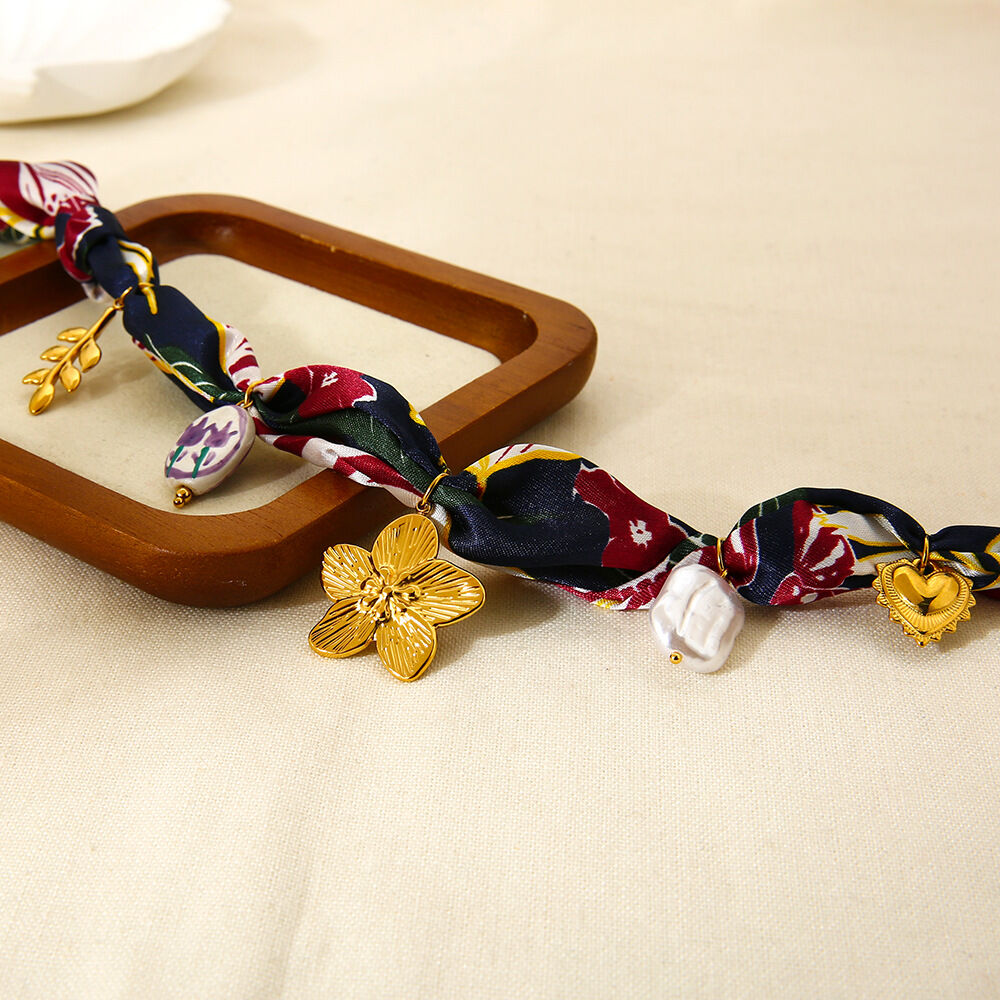 Collier avec pendentif en tissu doré et fleur, 1 pièce Image2