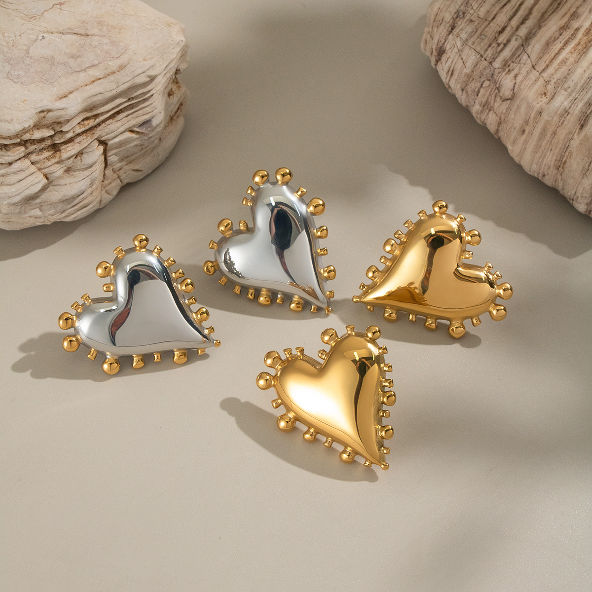 1 Paar romantische, elegante Herz-Ohrstecker aus wasserfestem Edelstahl in Goldfarbe für Damen