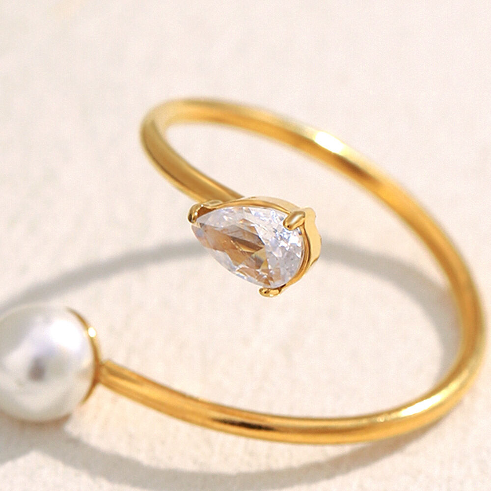 Anillo minimalista de acero inoxidable con un elegante diseño giratorio, resistente al agua y color dorado. h5Imagen8