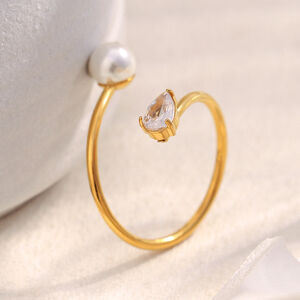 Anillo minimalista de acero inoxidable con un elegante diseño giratorio, resistente al agua y color dorado. h5 Imagen5
