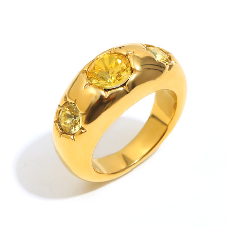 1 anillo glamoroso redondo de acero inoxidable resistente al agua con piedras preciosas de color dorado.