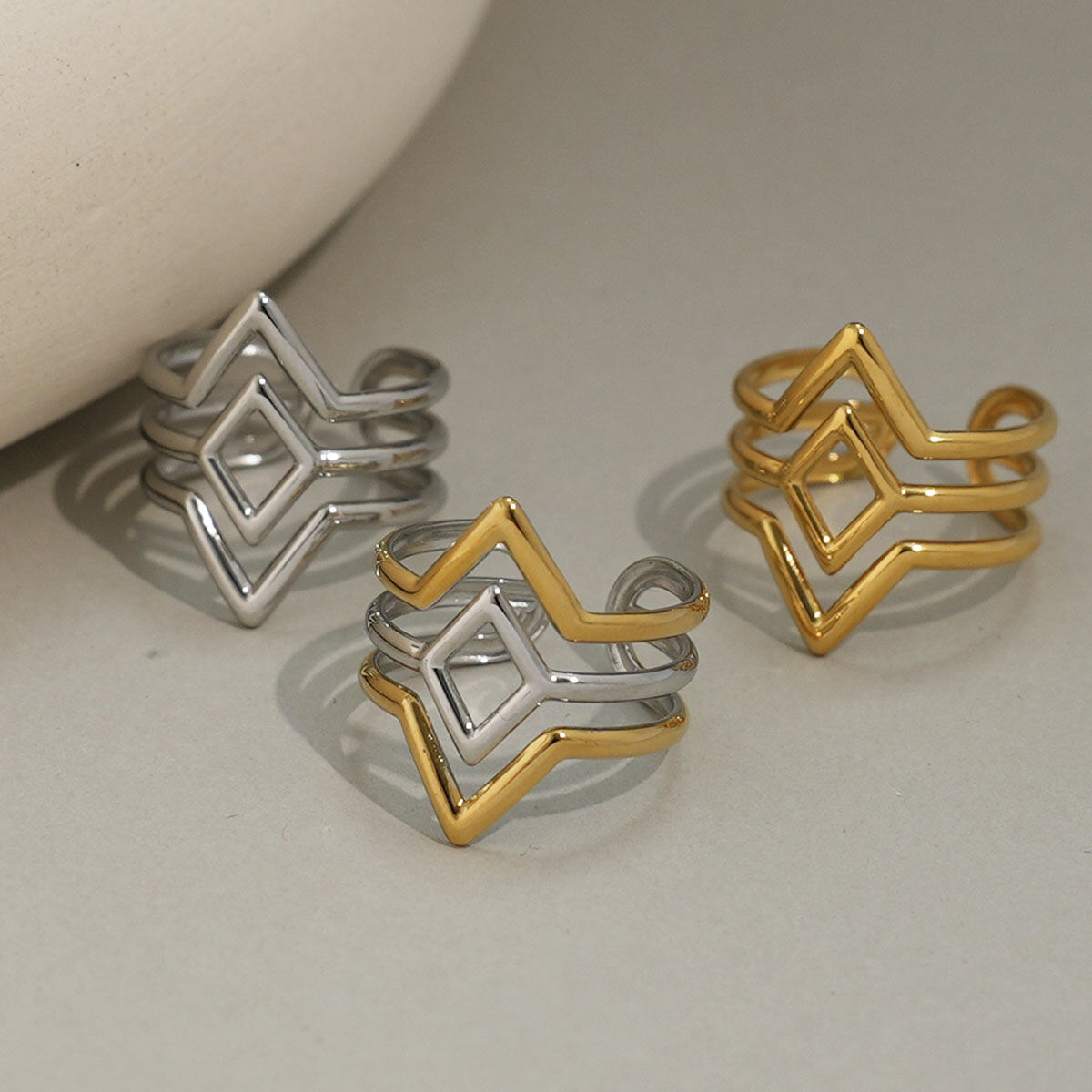 1 Stück Simple Series Schlichte, gewebte, wasserdichte Ringe aus Edelstahl in Goldfarbe – minimalistisch Bild4