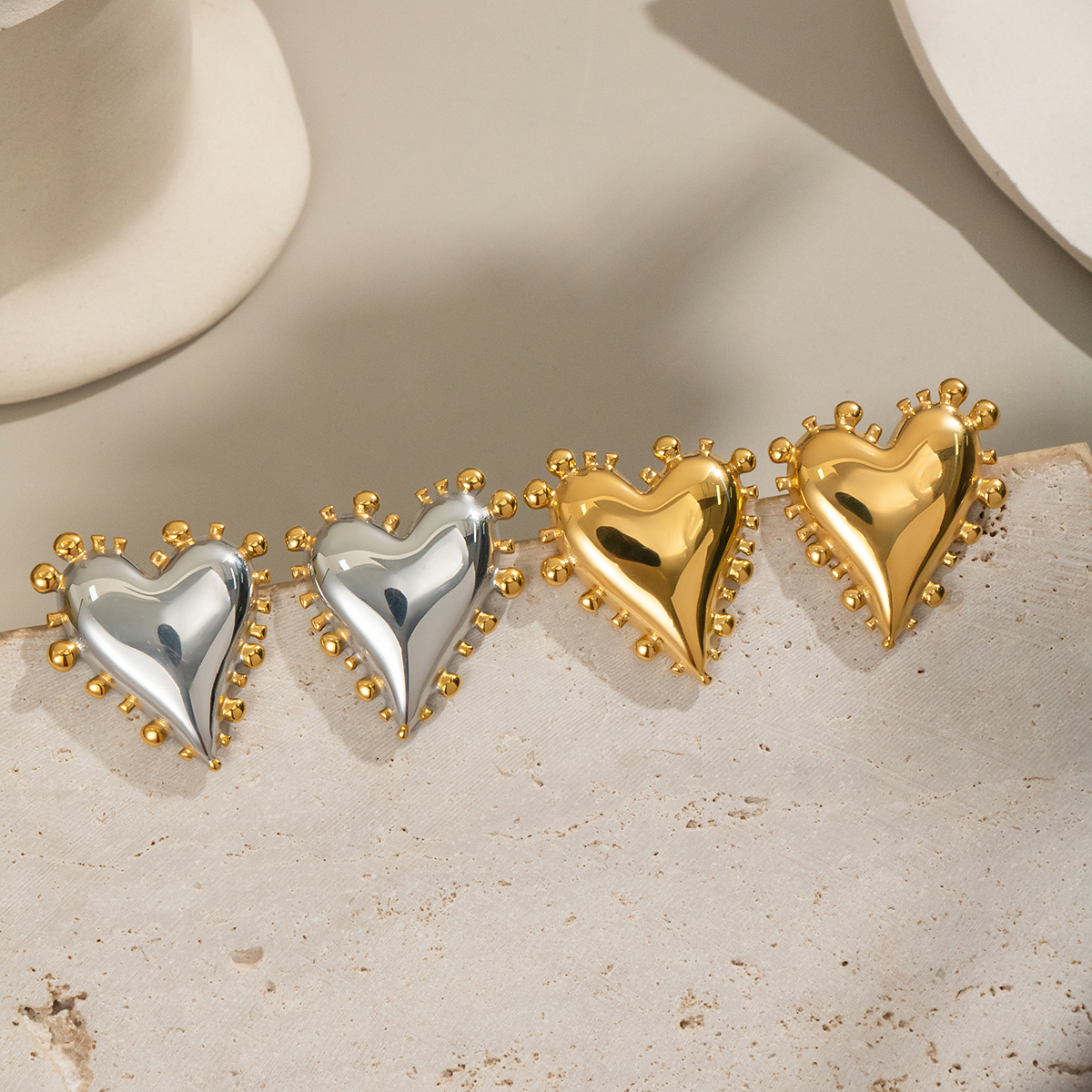 1 Paar romantische, elegante Herz-Ohrstecker aus wasserfestem Edelstahl in Goldfarbe für Damen 2