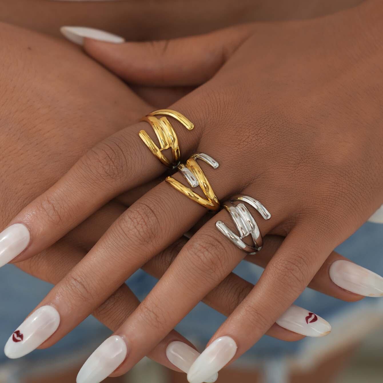Anelli minimalisti color oro impermeabili in acciaio inossidabile dalla forma irregolare, casual e semplice, da 1 pezzo Immagine5