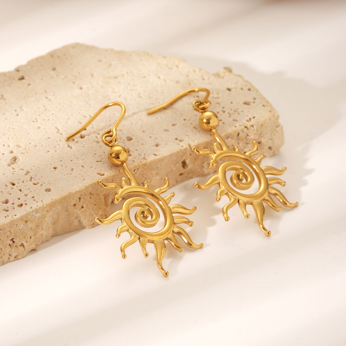 1 paio di orecchini pendenti da donna minimalisti in acciaio inossidabile color oro impermeabili con sole h5 Immagine4