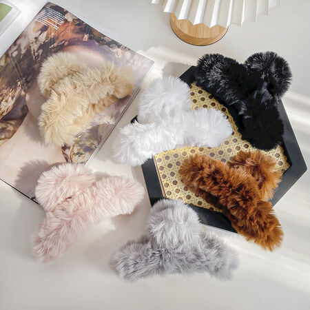 1 Piece Simple Cute Solid Color Soft Plush Women's Hair Claws