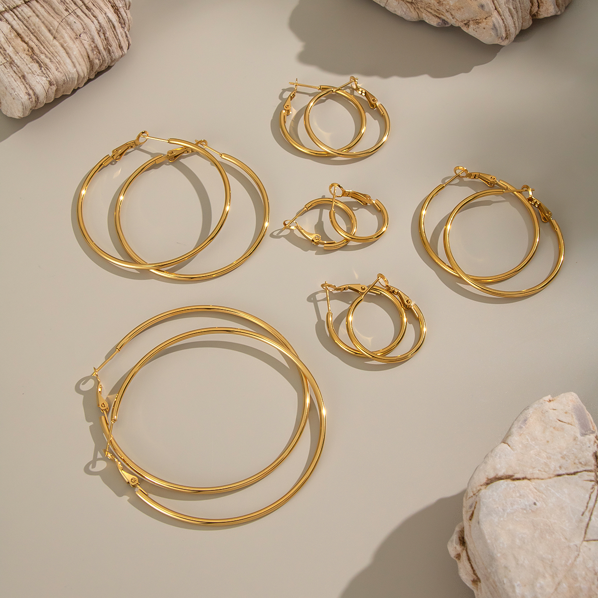 1 par de pendientes de aro básicos circulares de acero inoxidable, resistentes al agua, de color dorado. 2