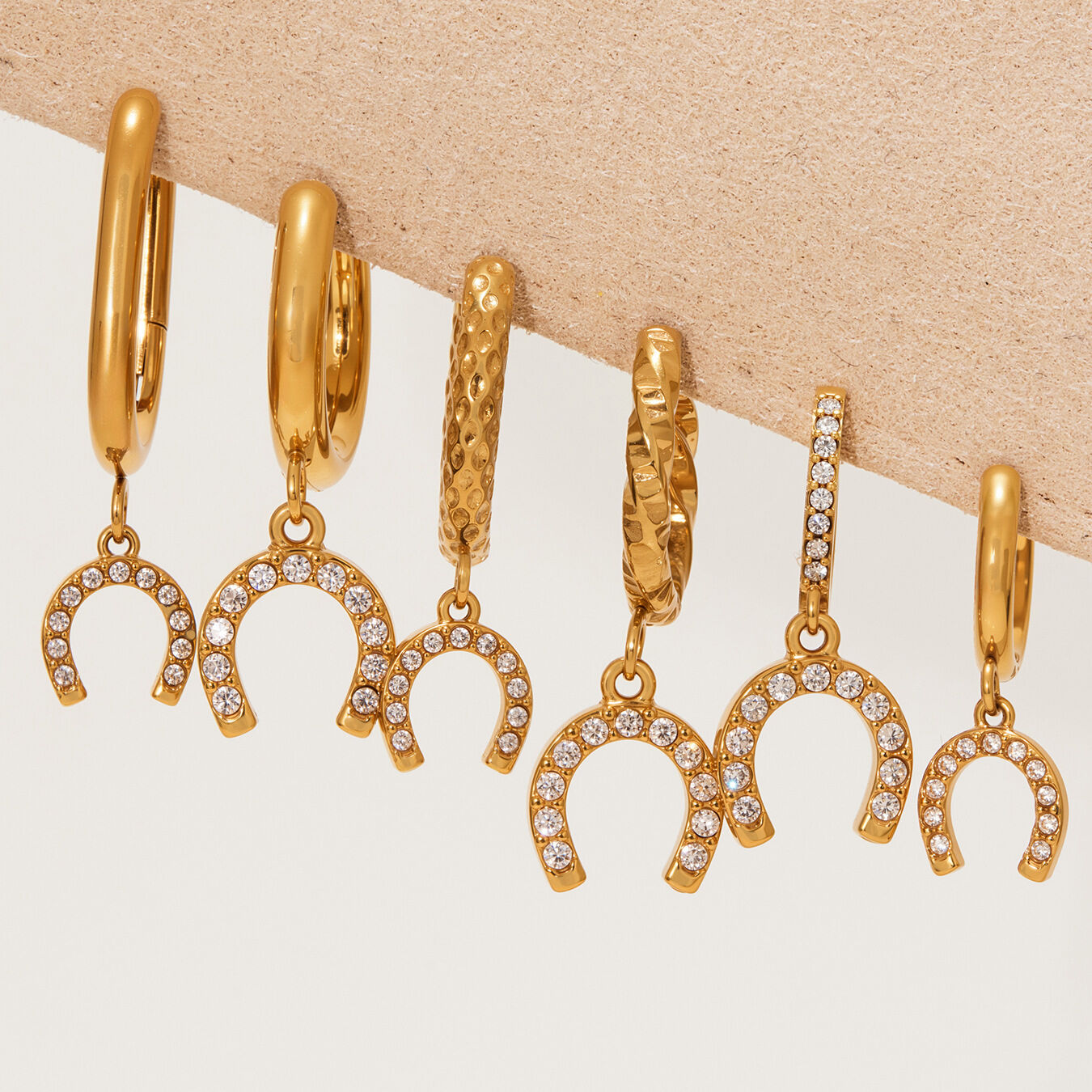 1 Paar luxuriöse, hufeisenförmige, wasserdichte Ohrhänger aus Edelstahl in Goldfarbe mit Zirkonia für Damen h5 Bild3