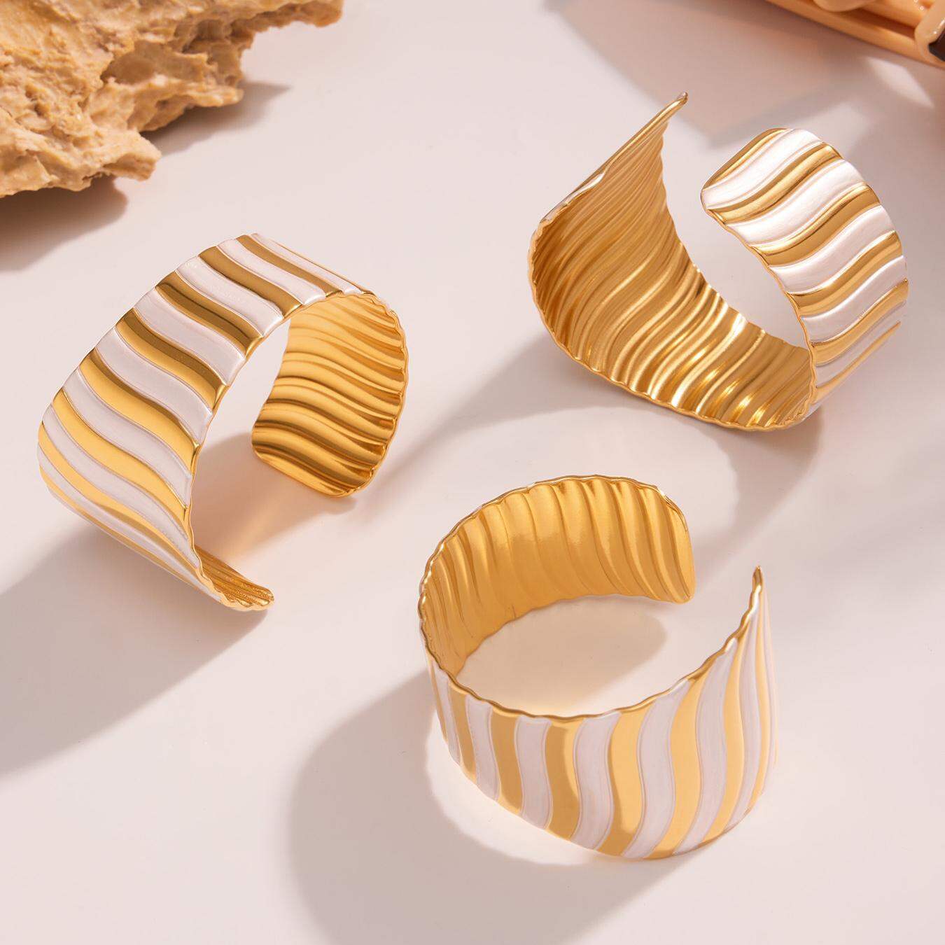 1 Stück schlichtes, wasserdichtes Armband aus Edelstahl in Goldfarbe für Damen 2