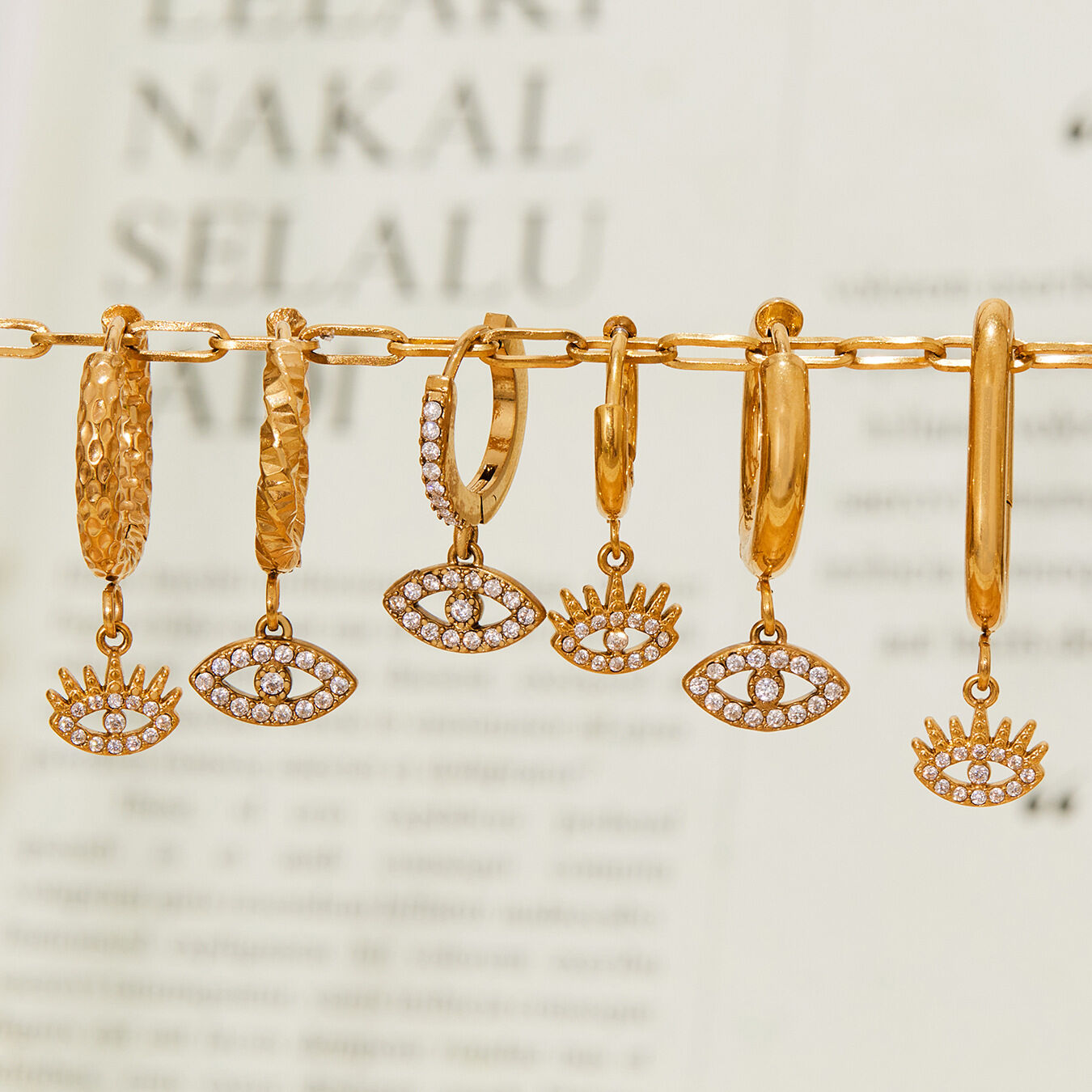 1 Paar zarte, wasserfeste Ohrhänger aus Edelstahl in Goldfarbe mit Zirkonia-Steinen im Teufelsaugen-Design für Damen. h5 Bild3