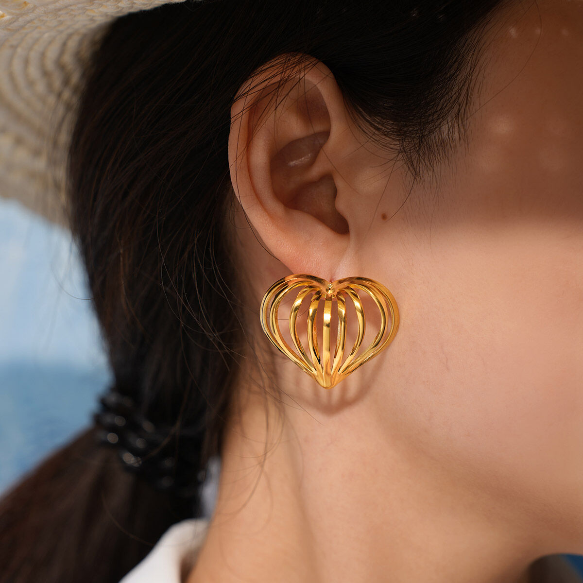 1 paio di orecchini a bottone semplici e casual a forma di cuore in acciaio inossidabile, impermeabili, color oro, da donna 2