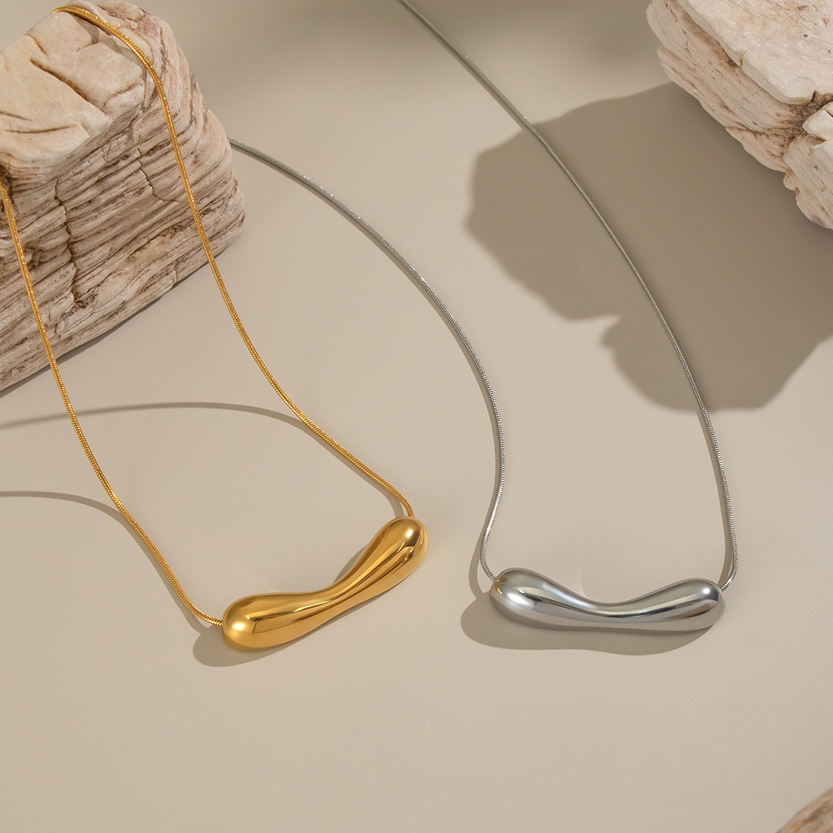 Collana con ciondolo color oro impermeabile in acciaio inossidabile di forma irregolare da 1 pezzo Immagine2