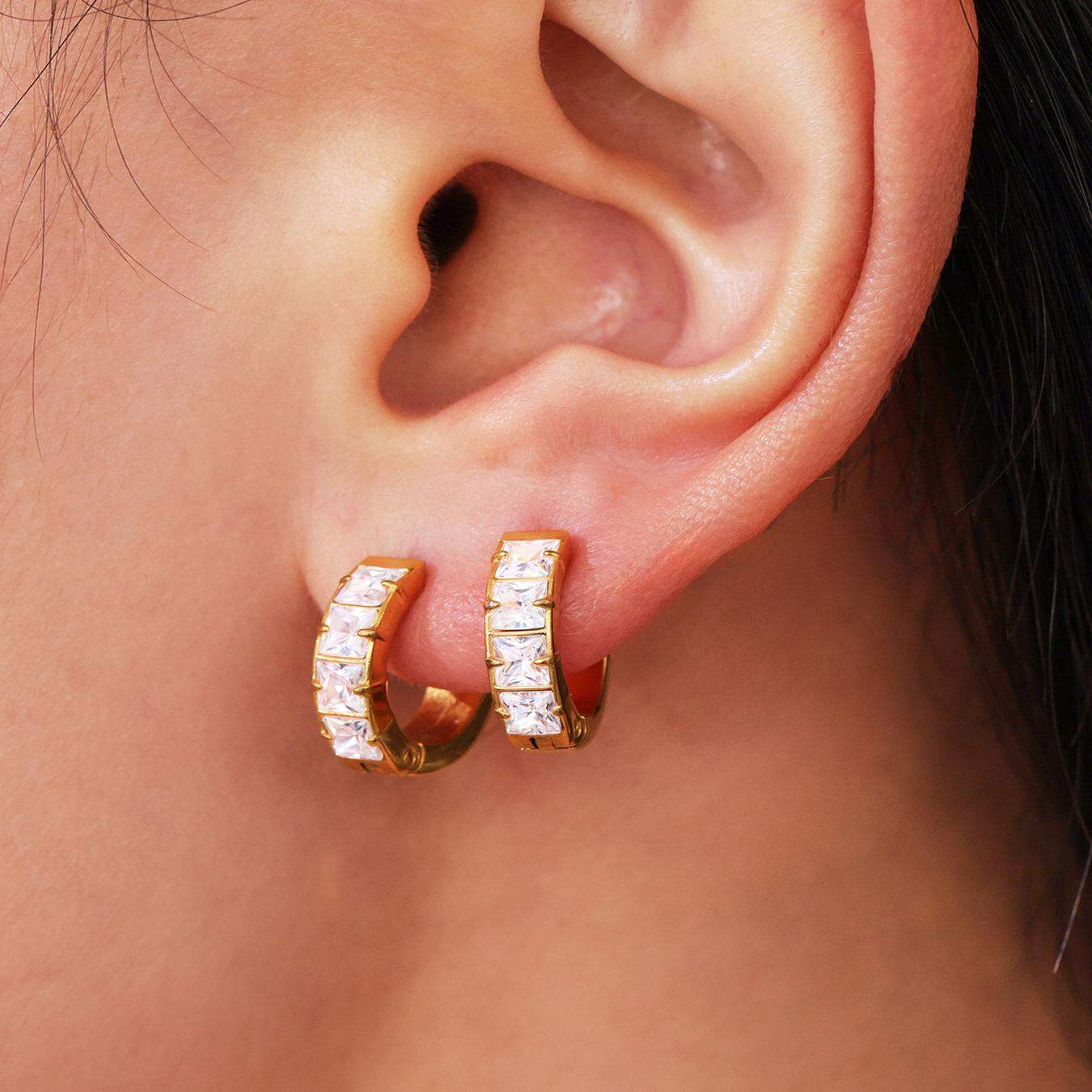 1 par de pendientes de aro brillantes de acero inoxidable, resistentes al agua, color dorado, para mujer.