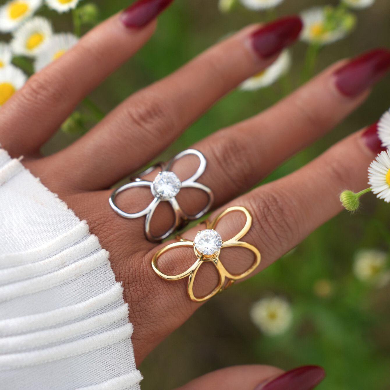 Anillos llamativos de acero inoxidable resistentes al agua para mujer, serie simple, con diseño de flores diarias, 1 unidad