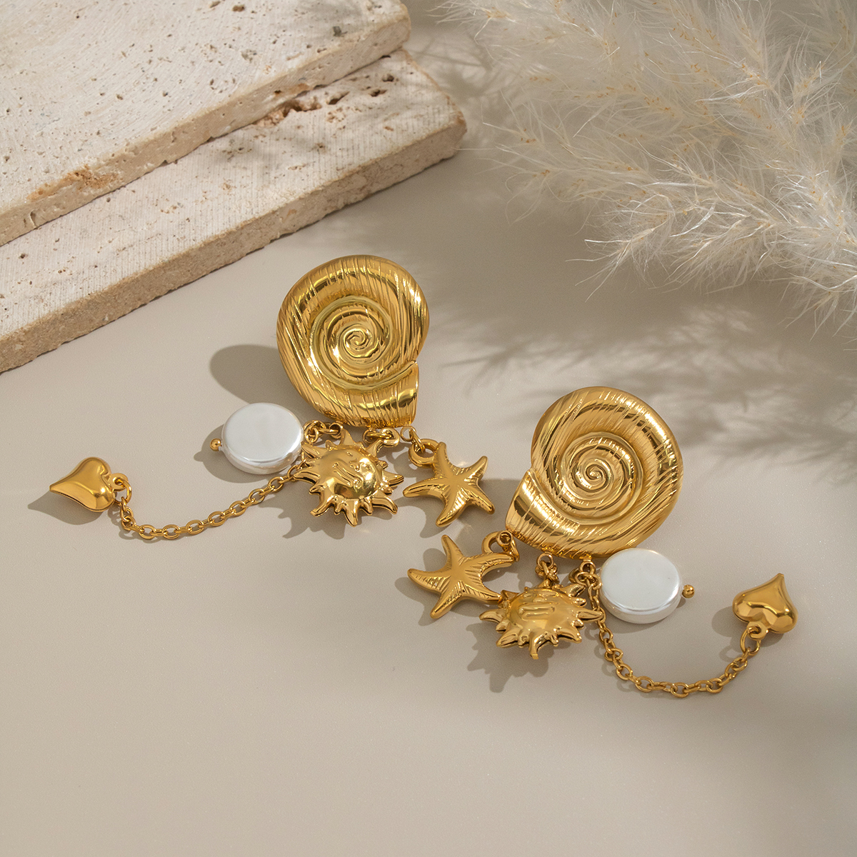 1 paio di orecchini pendenti a forma di sole in acciaio inossidabile color oro impermeabili 2