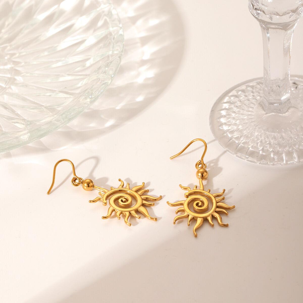 1 paio di orecchini pendenti da donna minimalisti in acciaio inossidabile color oro impermeabili con sole h5 Immagine5