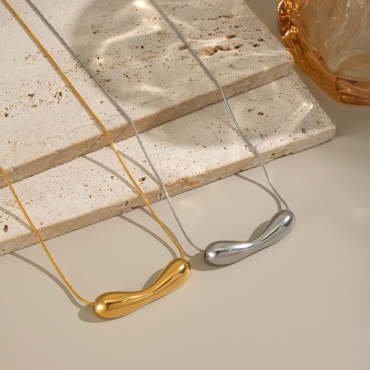 Collana con ciondolo color oro impermeabile in acciaio inossidabile di forma irregolare da 1 pezzo