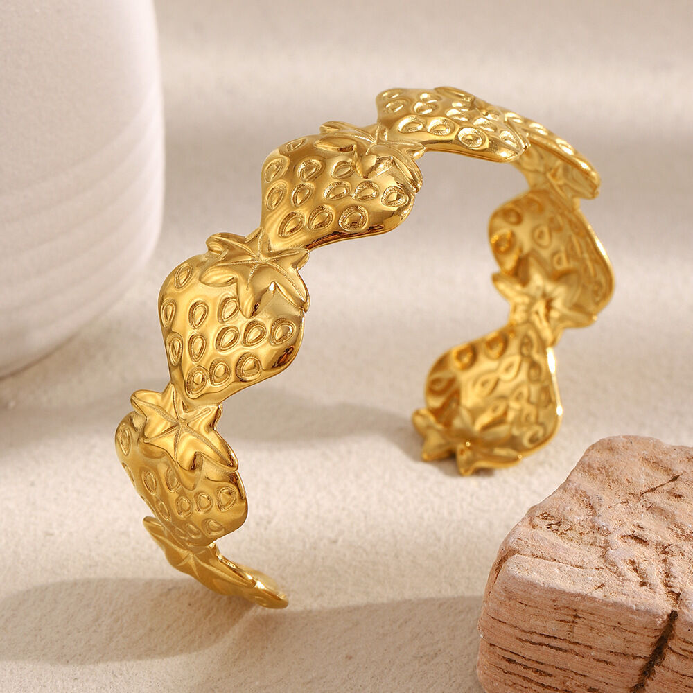 1 pezzo di braccialetti da donna in acciaio inossidabile color oro impermeabile a forma di fragola dolce Immagine3
