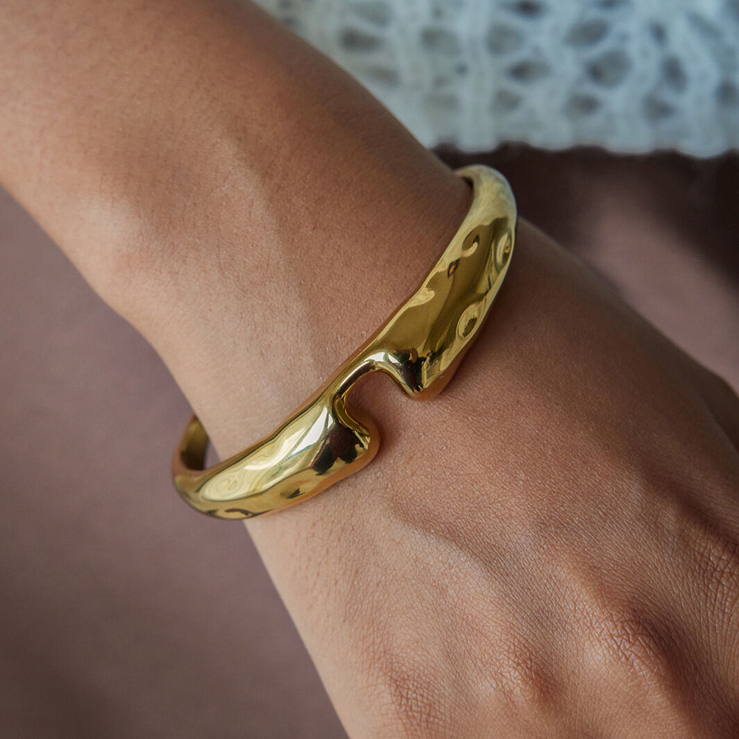 1 stuk klassieke damesarmband met hamerslagpatroon, gemaakt van roestvrij staal, waterdicht en goudkleurig. 2