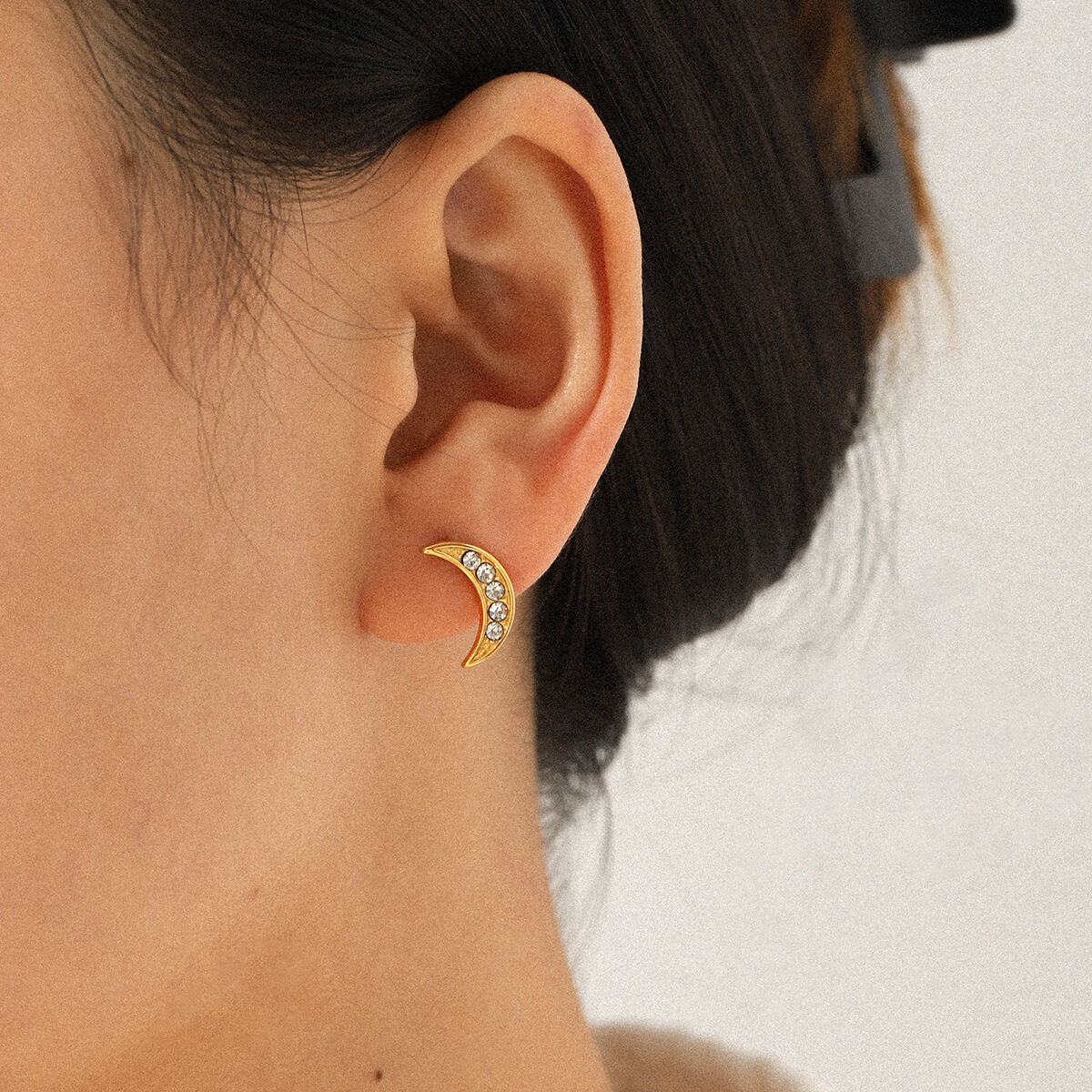 1 Set luxuriöse Stern-Mond-Ohrringe aus wasserdichtem Edelstahl in Goldfarbe mit Zirkonia für Damen Bild3