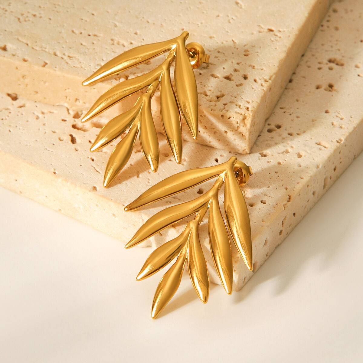 1 paio di orecchini a bottone da donna in acciaio inossidabile color oro con foglia semplice e impermeabile Immagine4