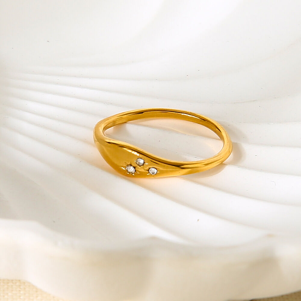 Bague simple et élégante au quotidien, en acier inoxydable, couleur or, avec zircon, de forme irrégulière et résistante à l'eau. Image3