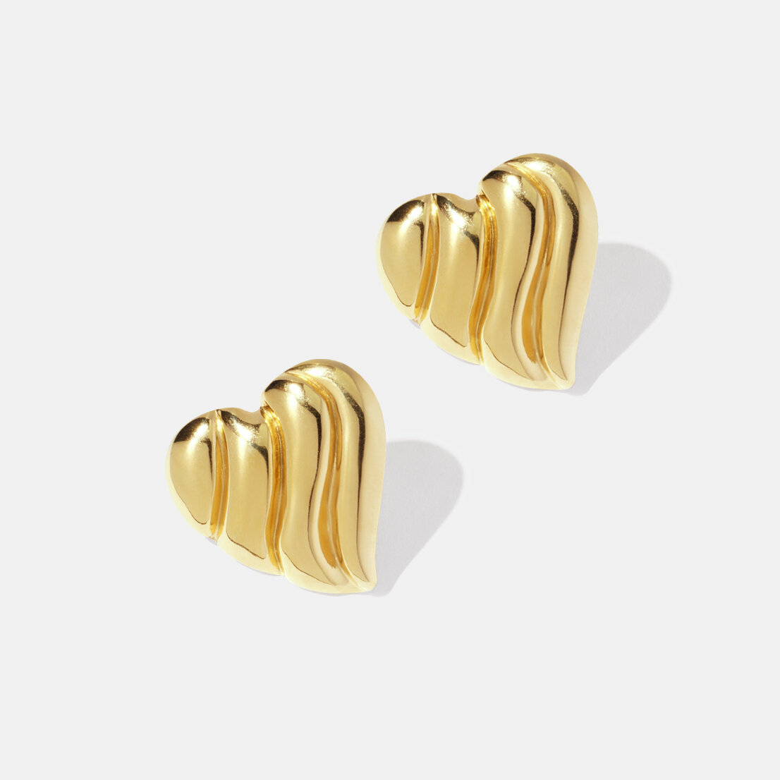 Pendientes de botón de acero inoxidable con forma de corazón retro, resistentes al agua, color dorado, para mujer Imagen2