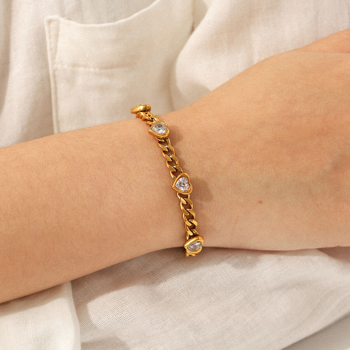 Pulsera de cadena de acero inoxidable con forma de corazón para mujer, lujosa, resistente al agua, con circonitas doradas.