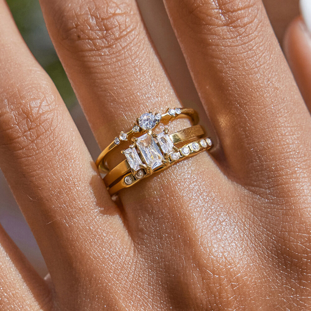 Anillo minimalista de acero inoxidable con un simple giro, resistente al agua y color dorado.