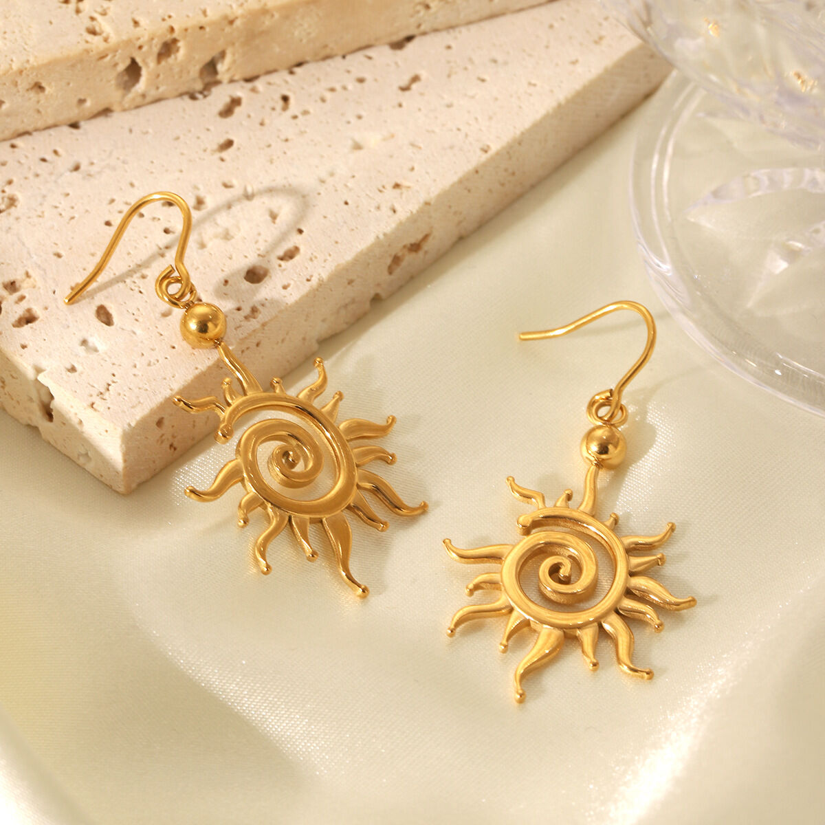 1 Paar minimalistische, wasserfeste Hängeohrringe aus Edelstahl in Goldfarbe mit Sonnenmotiv für Damen