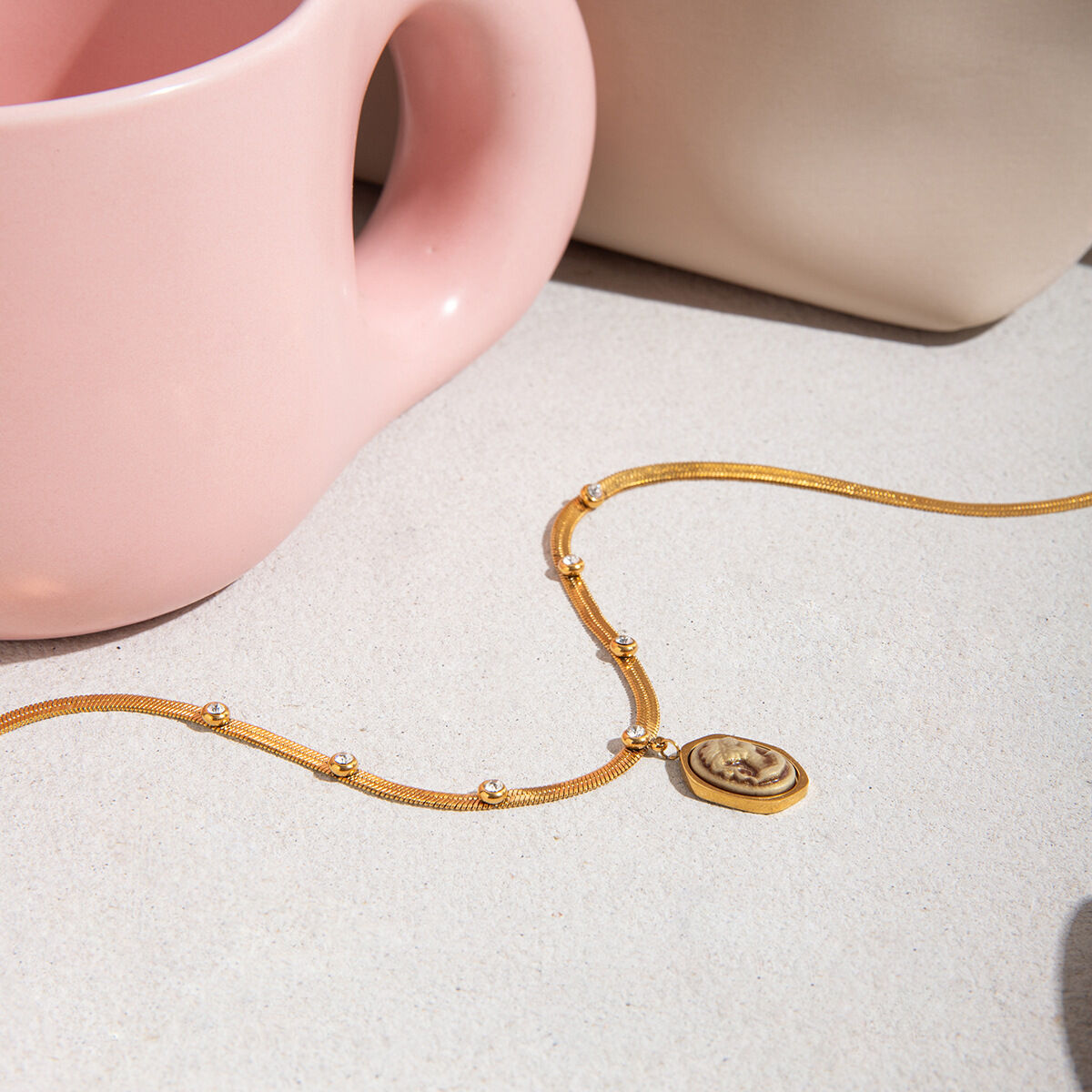 Collar con colgante vintage de acero inoxidable, resistente al agua, color dorado, para mujer. Imagen5