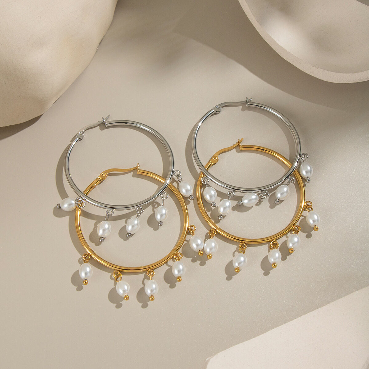 1 par de pendientes de aro informales con borlas circulares de acero inoxidable, resistentes al agua, color dorado, para mujer 2