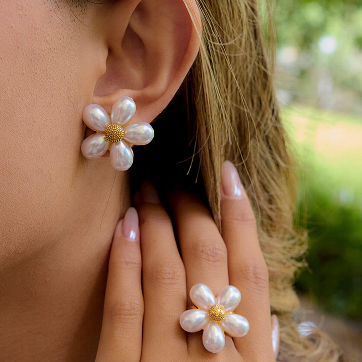 1 Paar elegante, wasserfeste Ohrstecker aus Edelstahl in Goldfarbe mit Muschelmotiv und Blumenmuster für Damen h5 Bild2