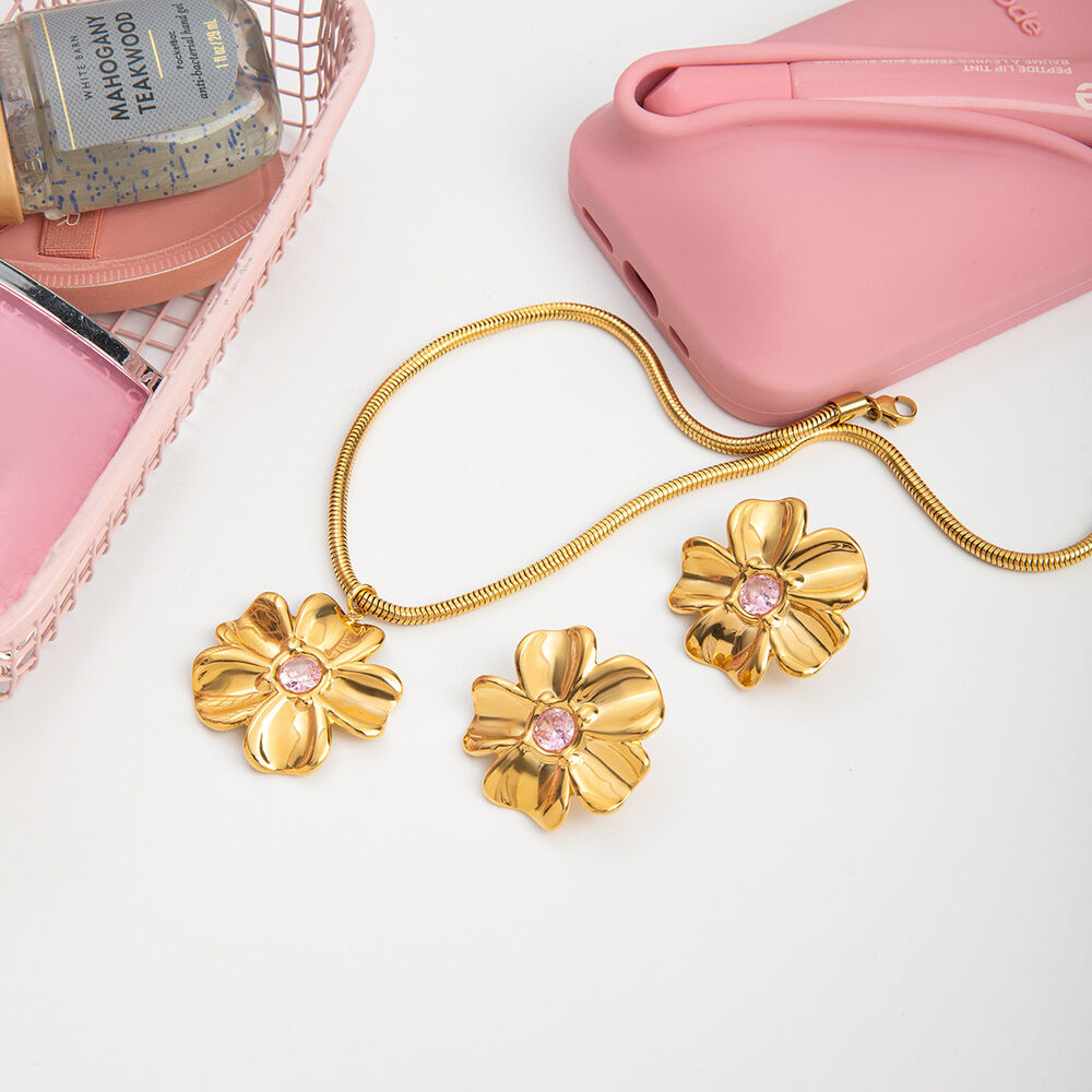 Set di gioielli da donna color oro impermeabile in acciaio inossidabile con fiori dolci h5Immagine7