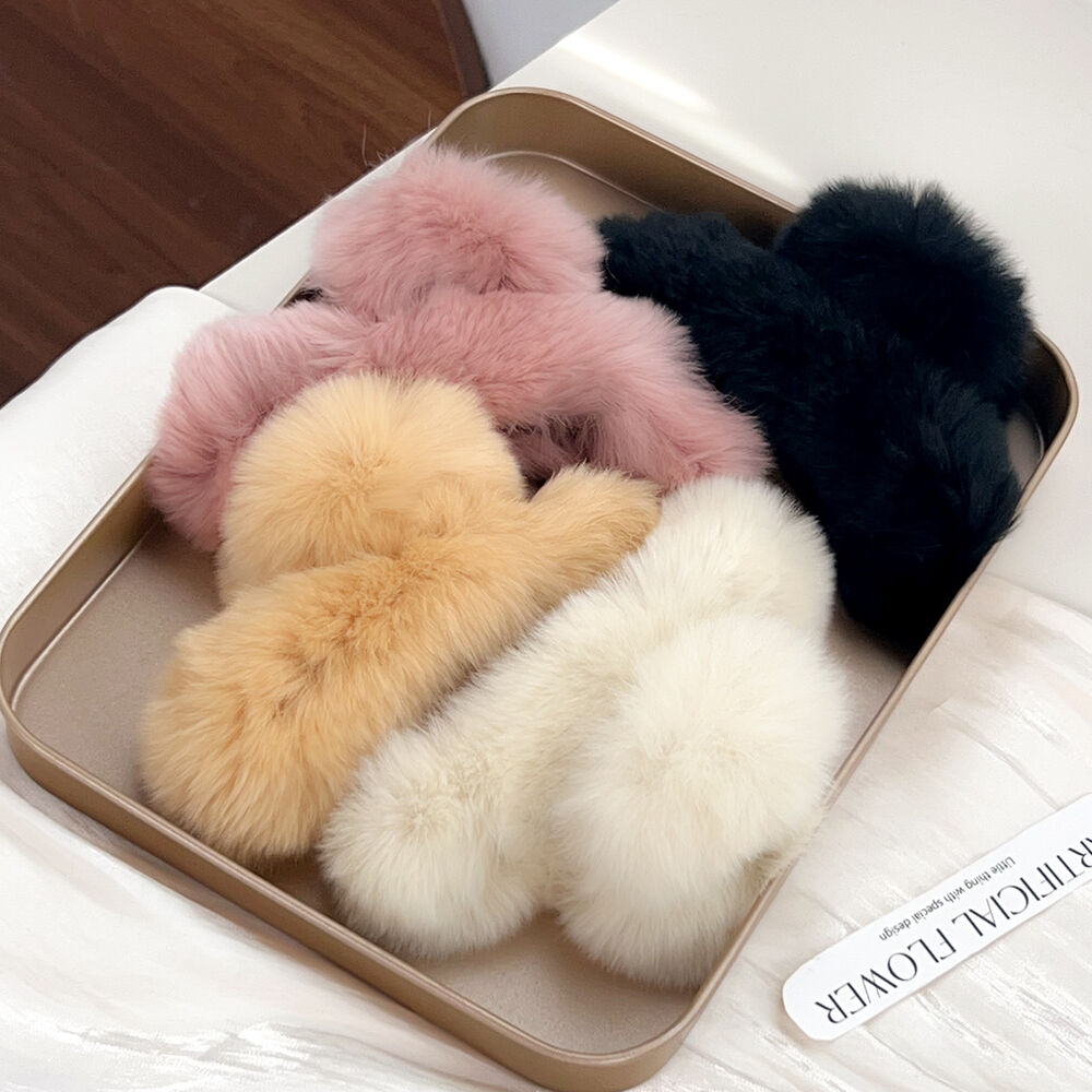 1 Piece Simple Cute Super Soft Plush Solid Color Women's Hair Claws Picture2