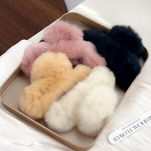 1 Piece Simple Cute Super Soft Plush Solid Color Women's Hair Claws h5 Picture2