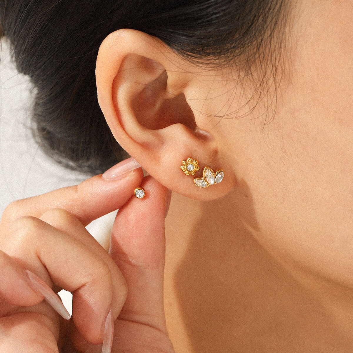 1 Set Daily Flower Edelstahl wasserdichte goldfarbene Zirkonia-Ohrstecker für Damen