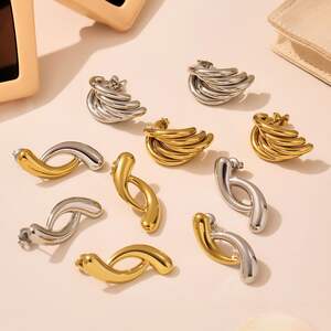 1 Paar unregelmäßig geformte, wasserdichte Ohrstecker aus Edelstahl in Goldfarbe für Damen h5 Bild2