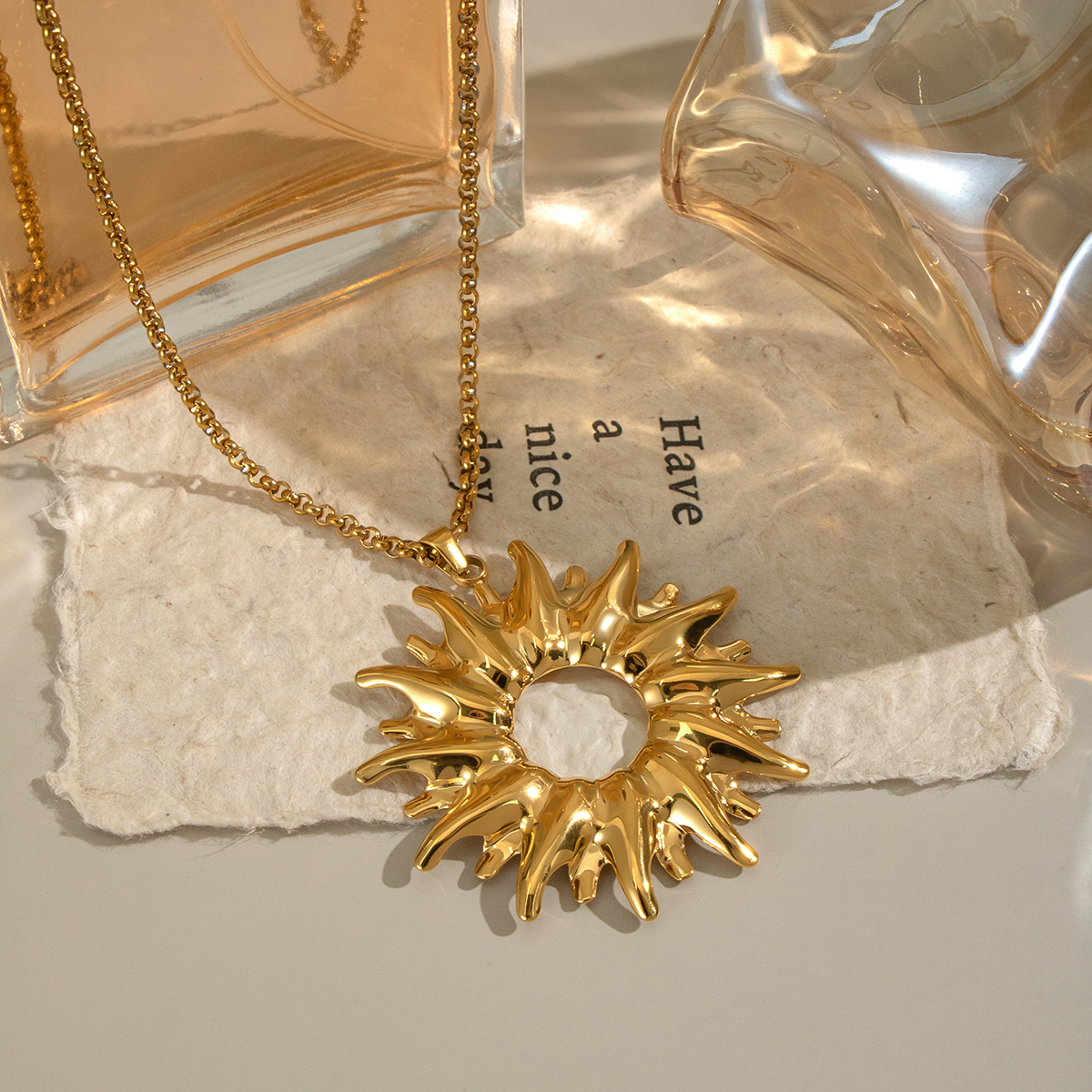 Collana con ciondolo color oro impermeabile in acciaio inossidabile con sole, 1 pezzo