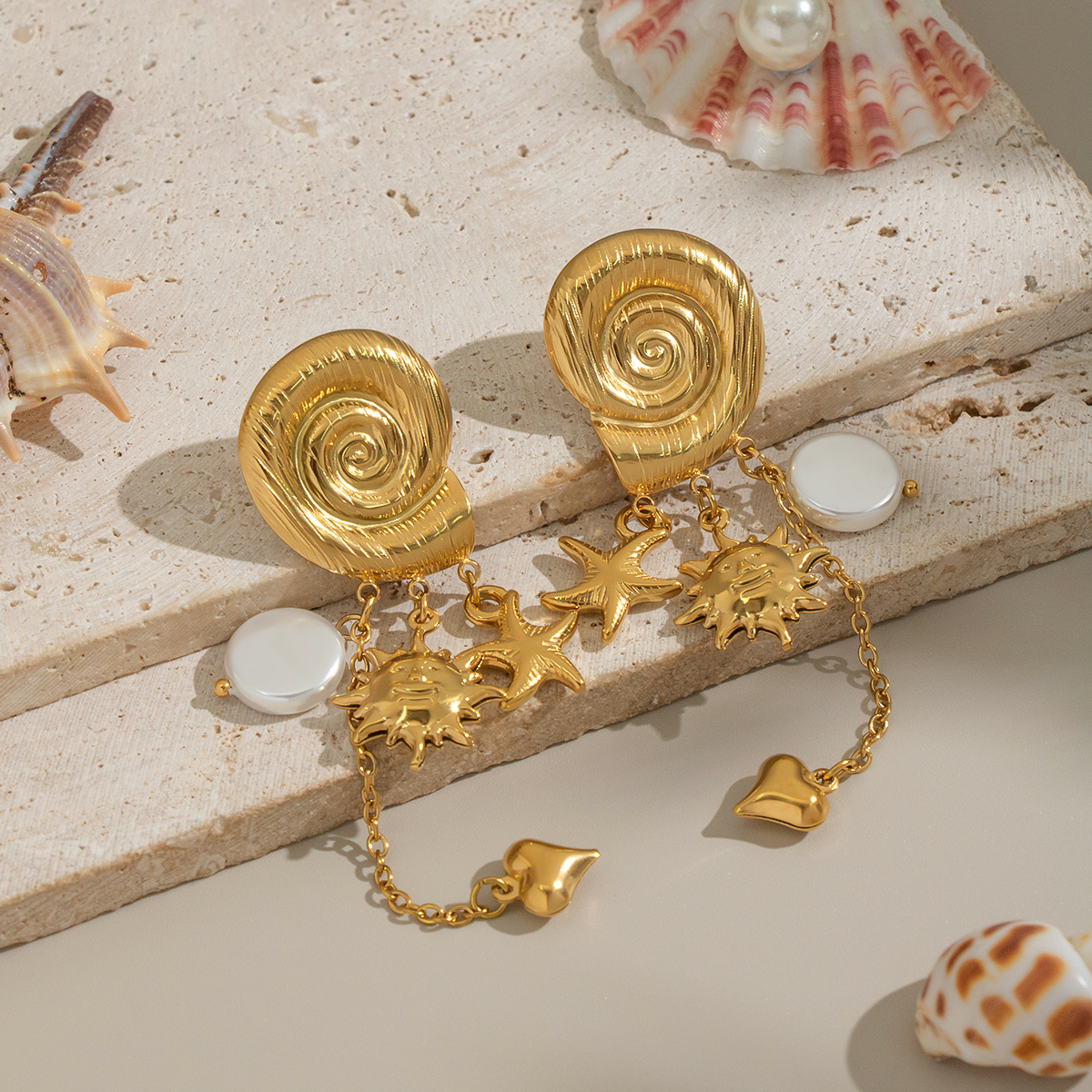 1 paio di orecchini pendenti a forma di sole in acciaio inossidabile color oro impermeabili