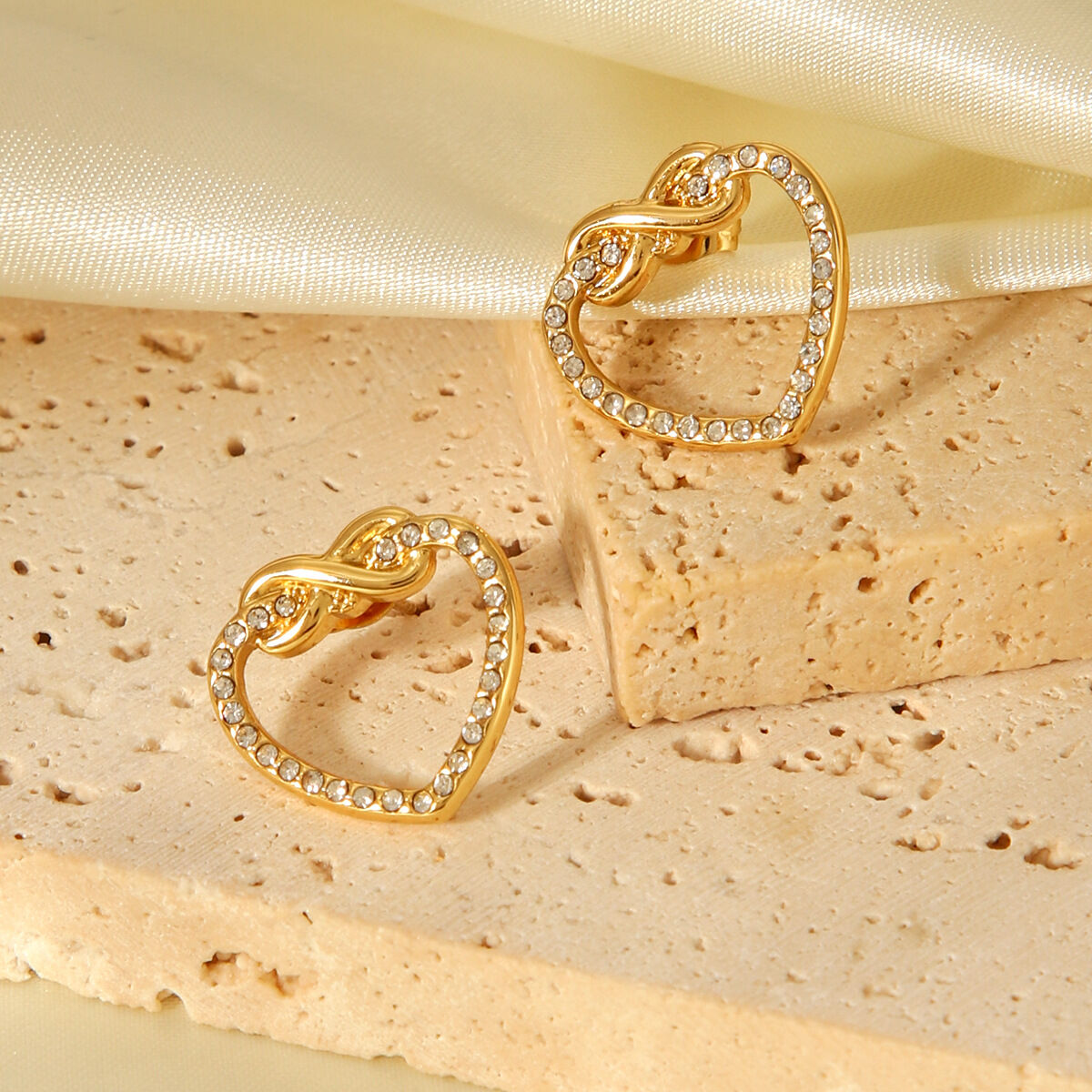 1 par de pendientes sencillos de acero inoxidable con forma de corazón, resistentes al agua, de color dorado y circonita para mujer. Imagen5