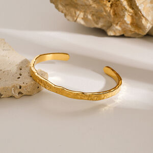 1-teiliges, rundes, gehämmert strukturiertes, wasserdichtes Armreif-Armband aus Edelstahl in Goldfarbe für Damen h5 Bild8