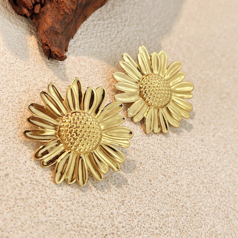 1 paio di orecchini a bottone color oro impermeabili in acciaio inossidabile a forma di fiore dolce Immagine2
